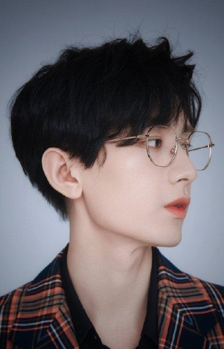 當(dāng)成毅戴上眼鏡,呆萌小學(xué)生秒變斯文敗類(lèi)