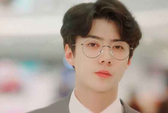 同樣是戴眼鏡，扛住了肖戰，躲過了易烊千璽，卻栽在他身上